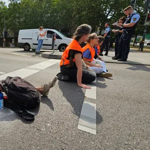 Aktivistinnen und Aktivisten der Klimaschutzgruppe Letzte Generation haben sich auf der Straße festgeklebt oder festbetoniert. (Symbolbild)