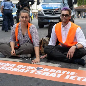Direkt nach ihrem Freispruch blockierten die Aktivisten die Straße wieder.