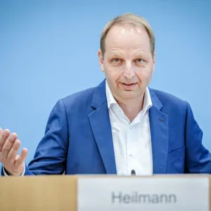 Thomas Heilmann bei Pressekonferenz