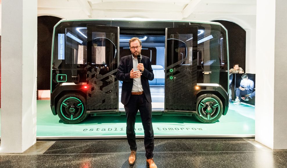 Verkehrssenator Anjes Tjarks (Grüne) setzt große Hoffnungen auf den autonomen Kleinbus der Hochbahn.