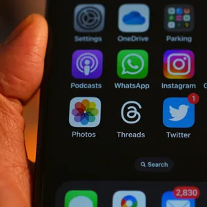 Symbolbild: ein Smartphone mit verschiedenen Apps