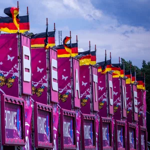 Aufnahme des Haupteingangs der Airbeat One mit zahlreichen Deutschlandfahnen.