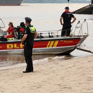 Einsatzkräfte suchen in der Elbe Nähe Falkensteiner Ufer nach einem vermissten Jugendlichen.