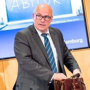 Ties Rabe (SPD), Schulsenator von Hamburg, hat Sorge, dass die Ampel-Koalition den Digitalpakt Schule beenden könnte.