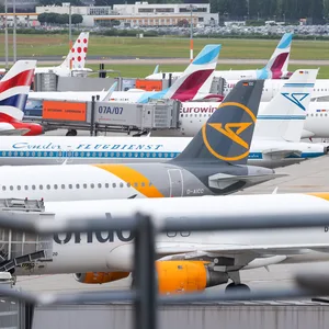 Zahlreiche Flugzeuge stehen am Hamburger Flughafen. (Symbolbild)
