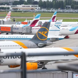 Zahlreiche Flugzeuge stehen am Flughafen Hamburg - Aktivisten der „Letzten Generation“ hatten den Flugbetrieb stundenlang blockiert.