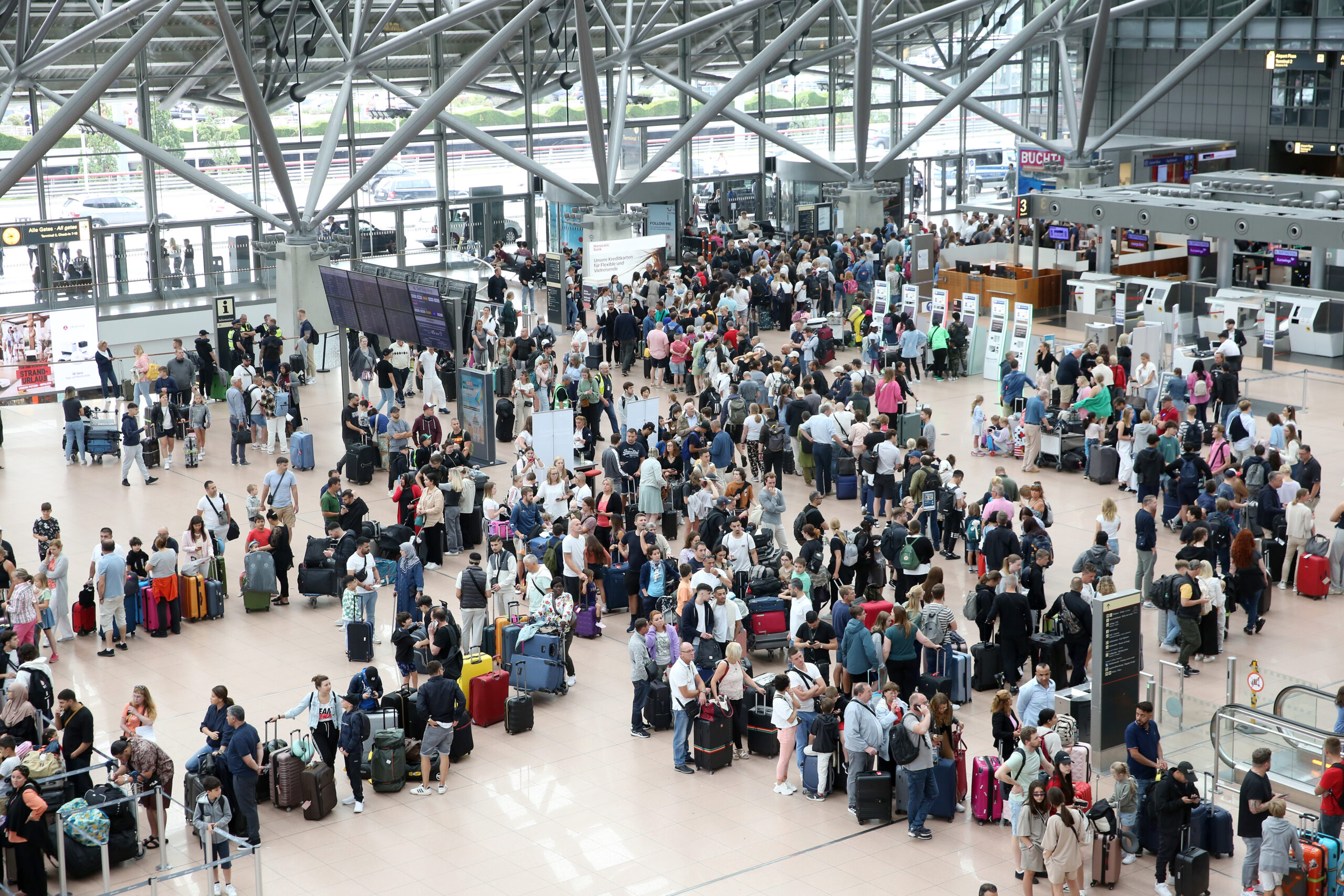 Zahlreiche Reisende warten während einer Blockade eines Rollfeldes durch Klimaaktivisten im Terminal des Hamburger Flughafens.
