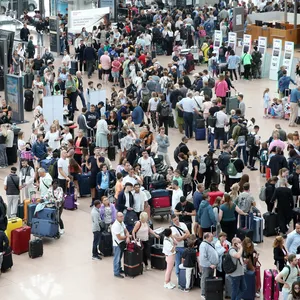 Zahlreiche Reisende warten während einer Blockade eines Rollfeldes durch Klimaaktivisten im Terminal des Hamburger Flughafens.