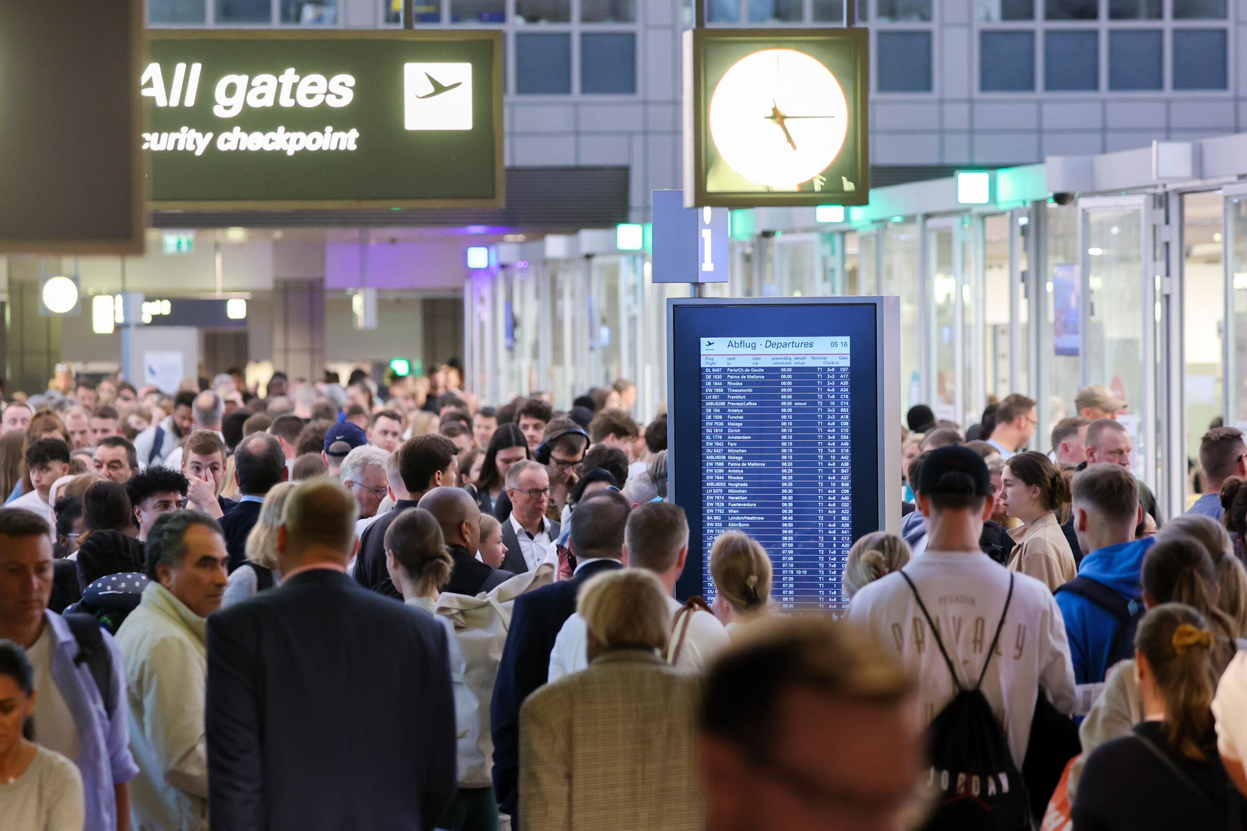 Dutzende Flüge fielen aus oder starteten mit großer Verspätung, nachdem Klimaaktivisten der „Letzten Generation“ die Startbahnen blockiert hatten.