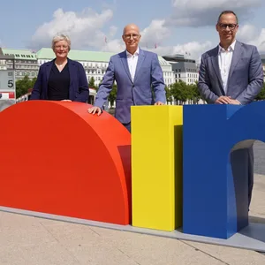 Bürgermeister Peter Tschentscher (M, SPD), Almut Möller (SPD), Staatsrätin der Senatskanzlei, und Michael Otremba, Hamburg Tourismus GmbH