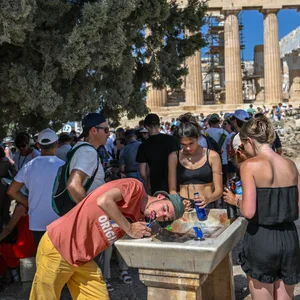 Wegen der Hitze hat beispielsweise die griechische Akropolis über die Mittagsstunden geschlossen.