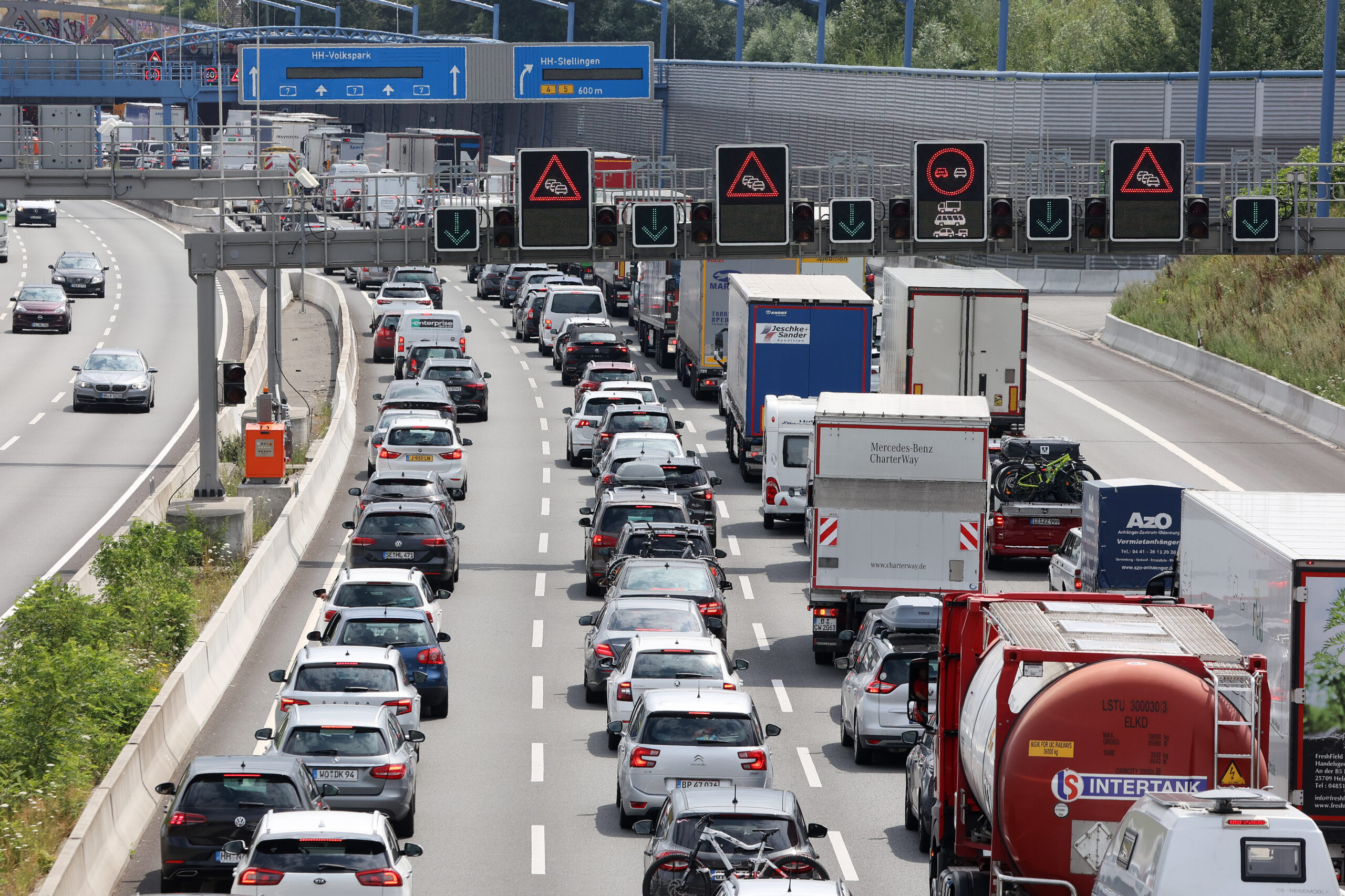 Stau und stockender Verkehr: Auf den Autobahnen im Norden gehört das zum Start der Sommerferien zum Standardprogramm.