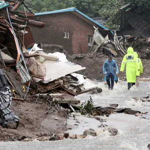 Nach einem durch starken Regen verursachten Erdrutsch eingestürzte Häuser sind in Yecheon zu sehen.
