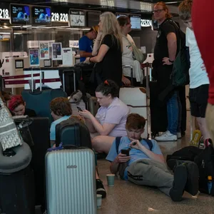 Passagiere warten auf die Abfertigung ihrer Flüge auf dem internationalen Flughafen Rom Fiumicino.