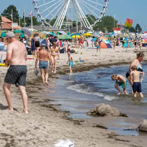 Bei heißen Temperaturen und viel Sonnenschein strömten viele Menschen an die Strände der Nord- und Ostseeorte.