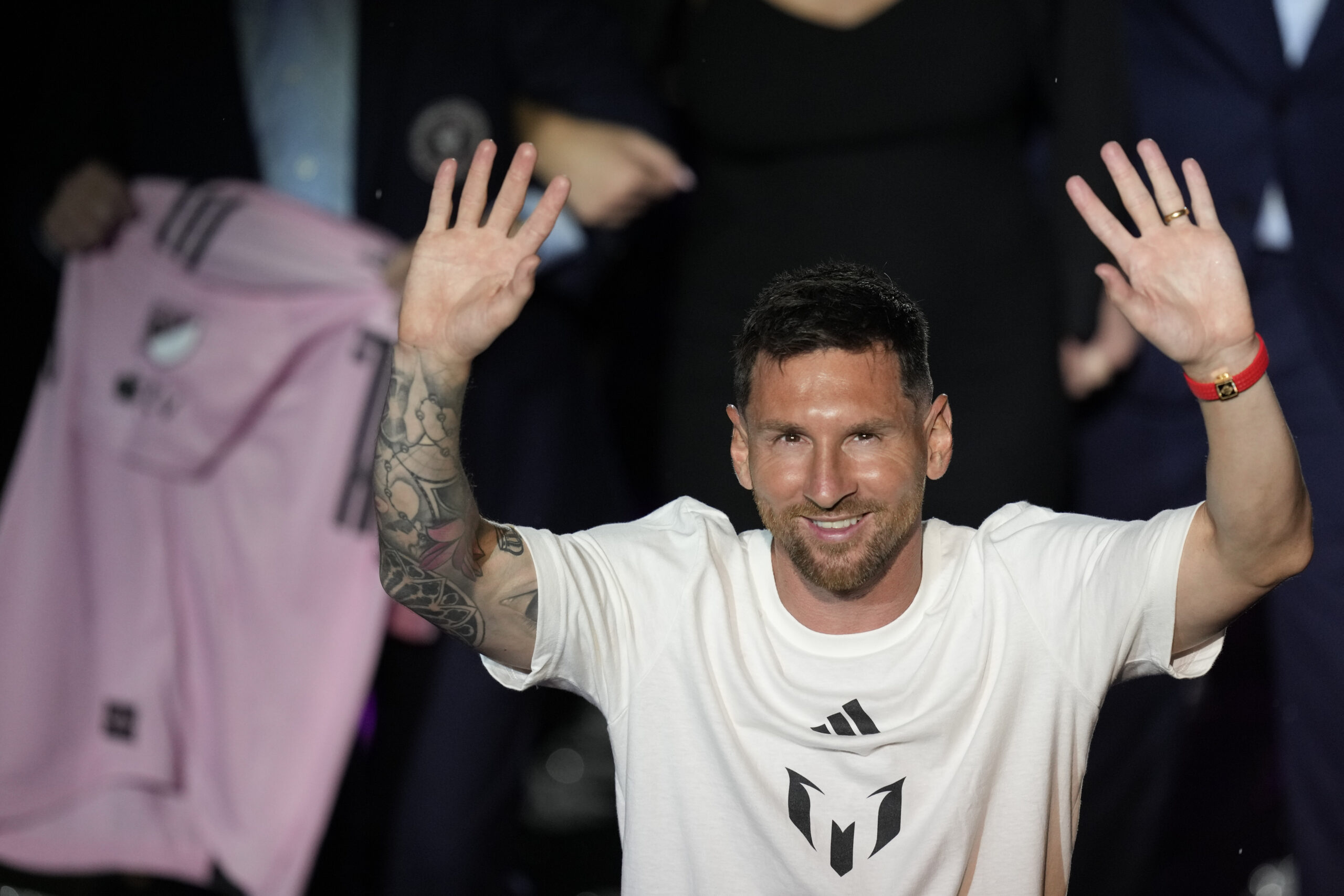 Lionel Messi winkt den Fans von Inter Miami zu.