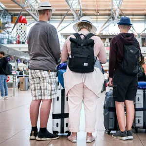 Eine Familie steht im Terminal 1 am Hamburger Flughafen auf dem Weg in den Urlaub.