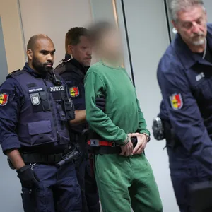 Ibrahim A. wird am ersten Prozesstag unter hohen Sicherheitsvorkehrungen in den Gerichtssaal gebracht.