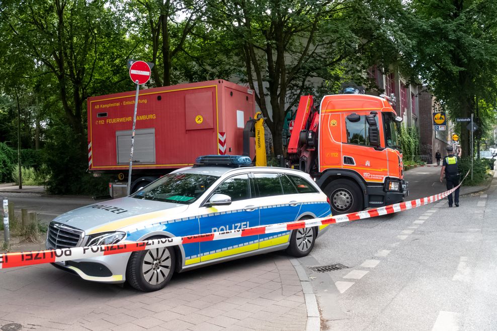 Feuerwehr und Polizei sind mit einem Großaufgebot in der Sternschanze im Einsatz.