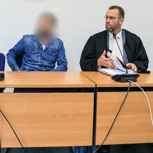 Ein Bestatter sitzt neben seinem Verteidiger Bernd Leonhard im Gerichtssaal