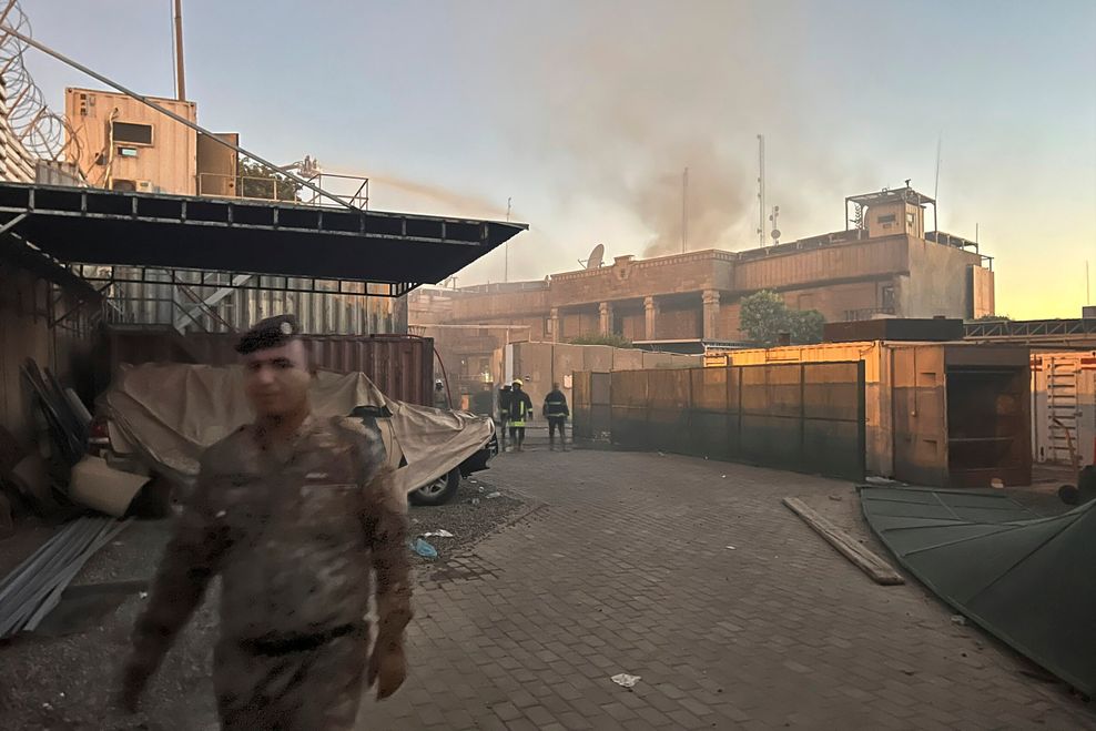 Rauch steigt aus der schwedischen Botschaft: Das Gebäude wurde gestürmt.