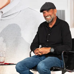 Jürgen Klopp lächelt auf dem Podium bei der Feier des 75-jähriges Bestehen von Fischer.