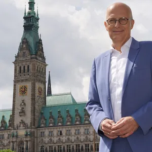 Peter Tschentscher vor dem Hamburger Rathaus
