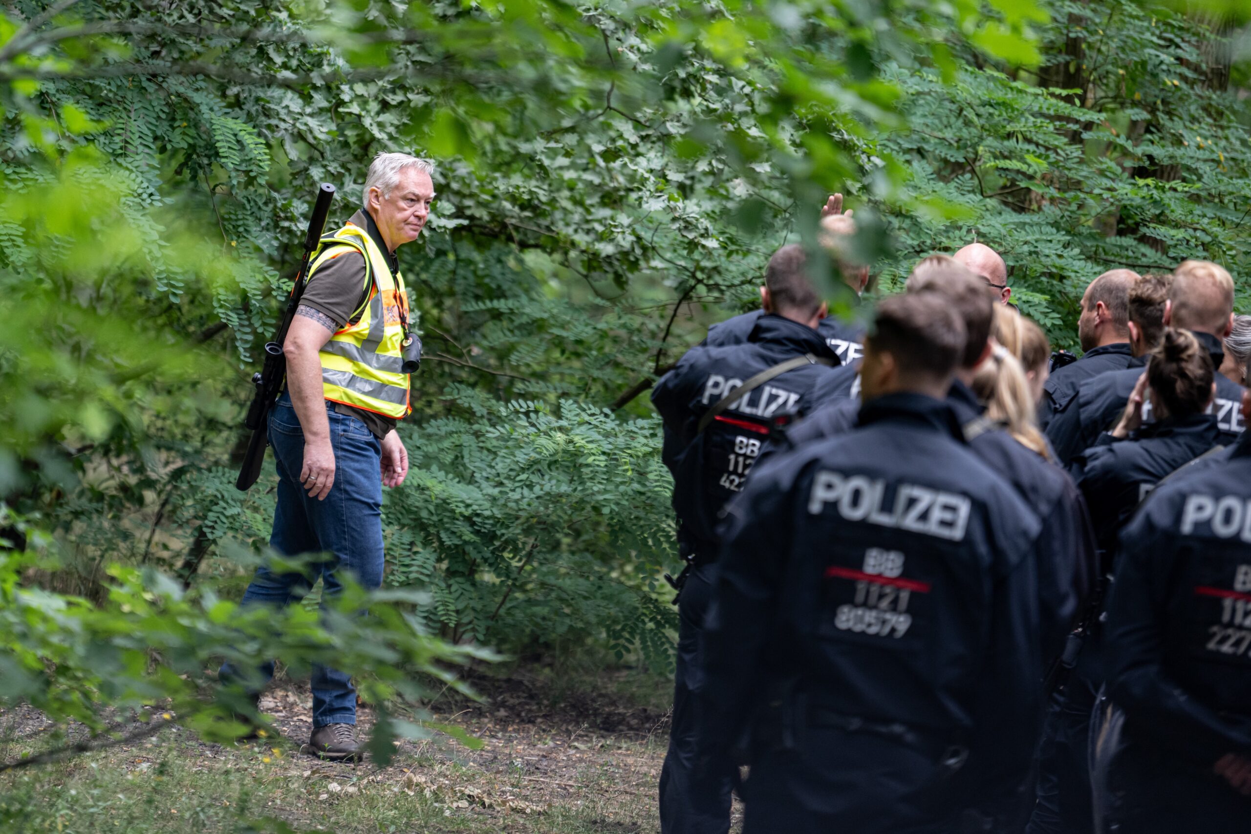 Der Gemeindejäger und Polizisten durchsuchten im Bereich der südlichen Landesgrenze von Berlin den Wald.