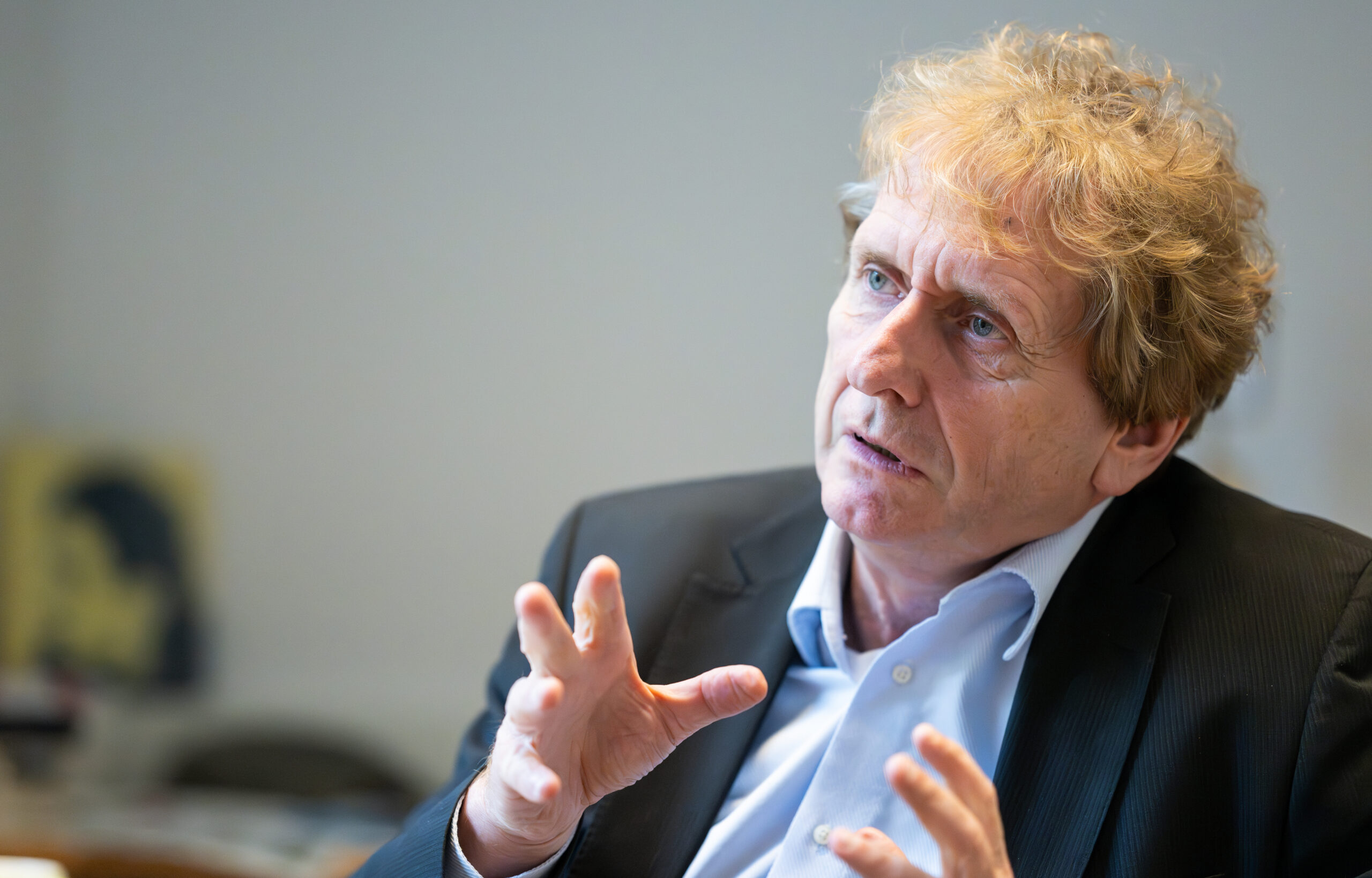 Michael Braungart, Professor der Leuphana-Universität, gestikuliert mit beiden Händen vor dem Oberkörper