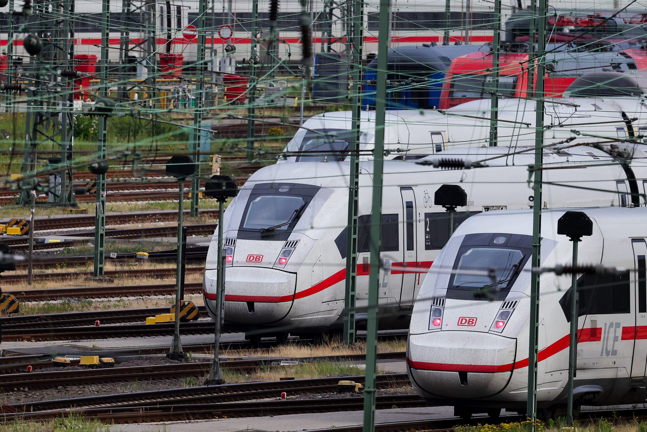 Züge der Deutschen Bahn stehen im Betriebswerk Stellingen auf den Gleisen. (Symbolbild)