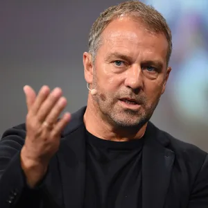 Hansi Flick redet beim internationalen Trainer-Kongress.