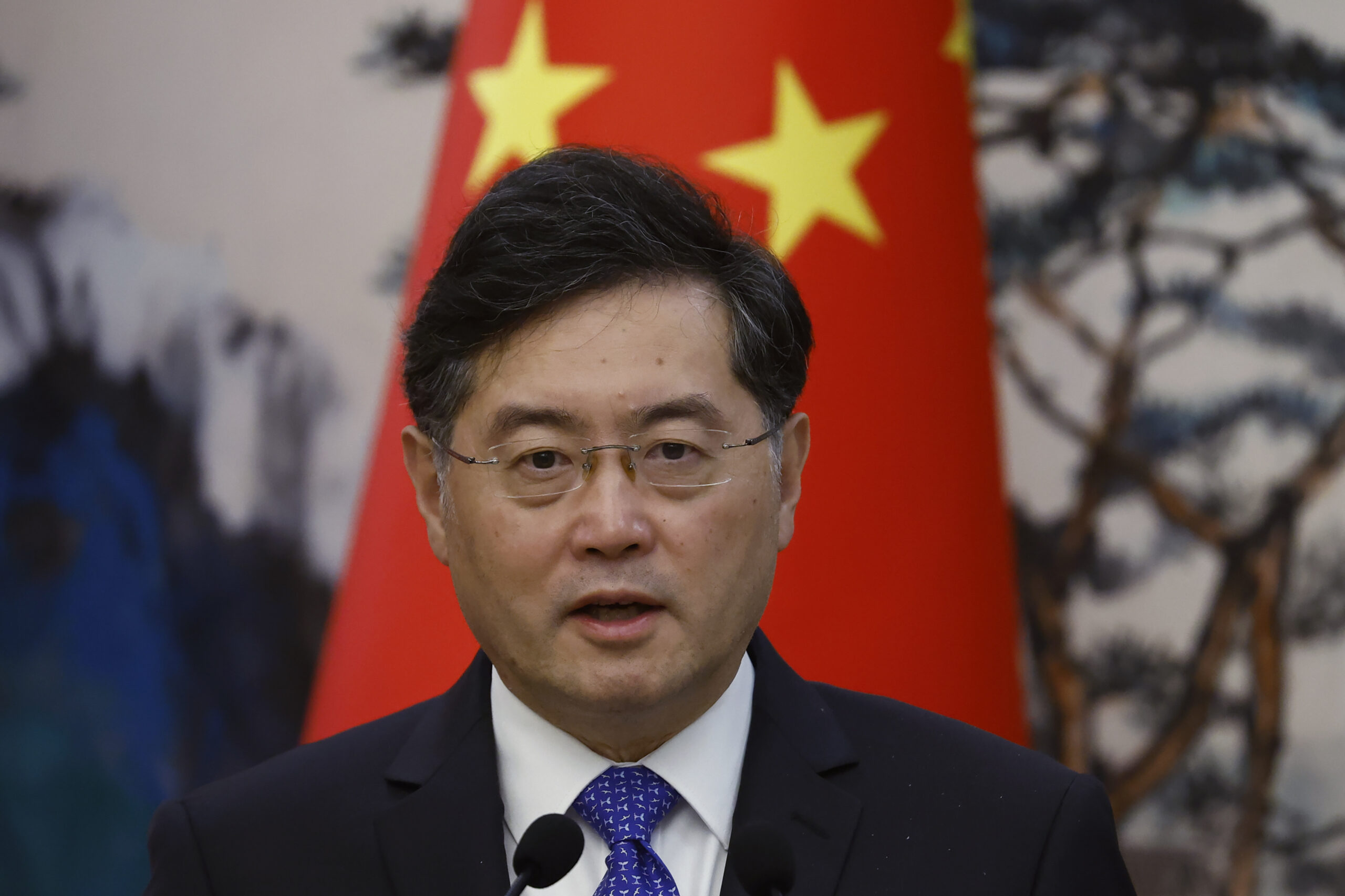 Außenminister Qin Gang vor einer Chinesischen Flagge während einer Ansprache