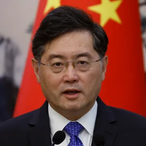 Außenminister Qin Gang vor einer Chinesischen Flagge während einer Ansprache