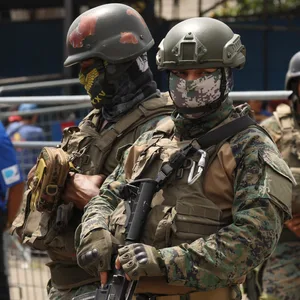 Soldaten bewachen das Litoral-Gefängnis nach einem Gewaltausbruch.