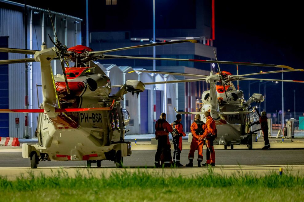 Zwei Hubschrauber der Küstenwache, die an der Rettungsaktion auf dem Schiff „Fremantle Highway“ beteiligt sind, am Flughafen Den Haag.