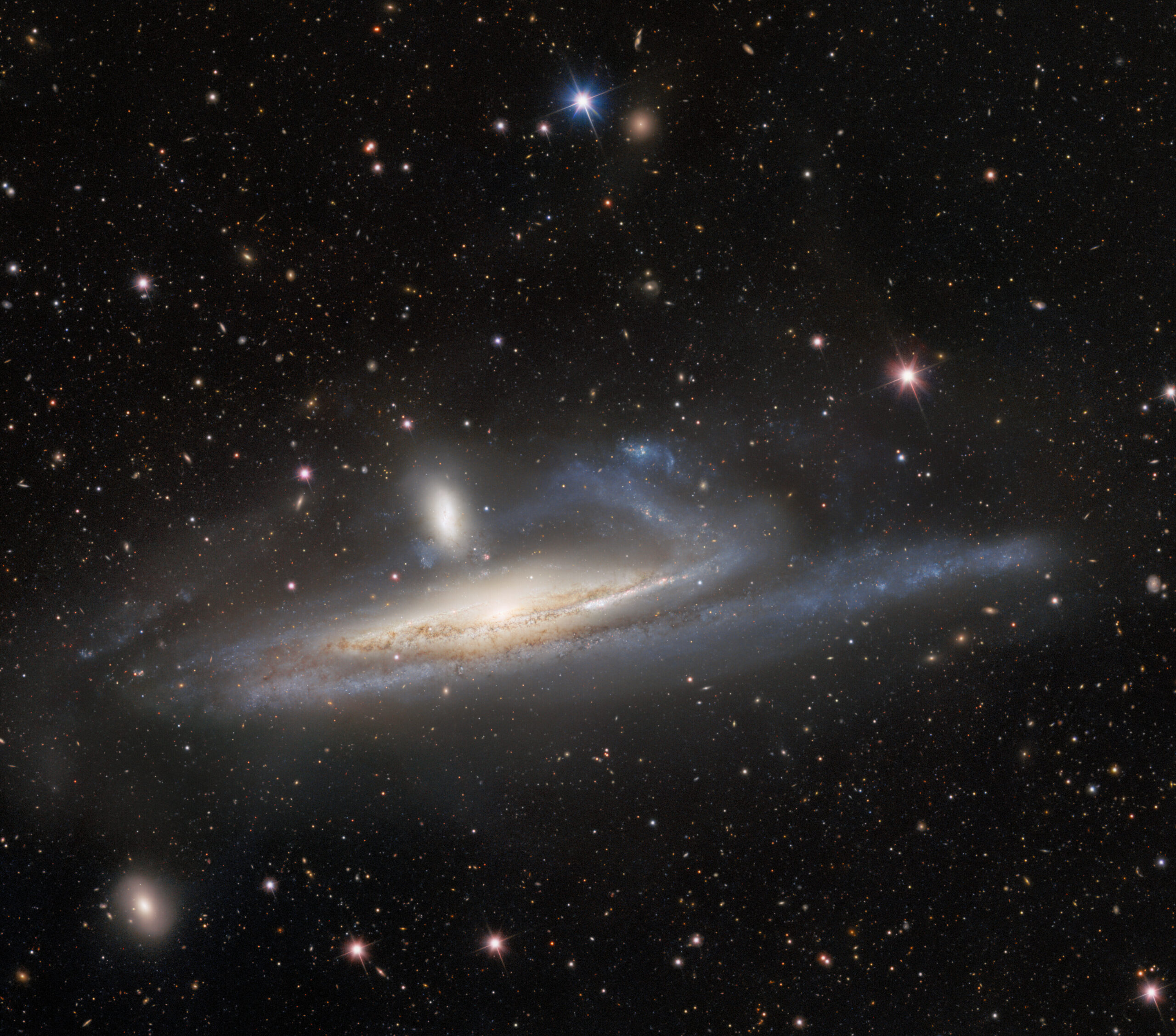 Die Zwerggalaxie „NGC 1531“ und die große Spiralgalaxie „NGC 15322“ kurz vor der Verschmelzung.