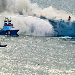 Eine Luftaufnahme zeigt den deutschen Notschlepper „Nordic“ (l.), der das Feuer auf einem brennenden Frachter in der Nordsee bekämpft.