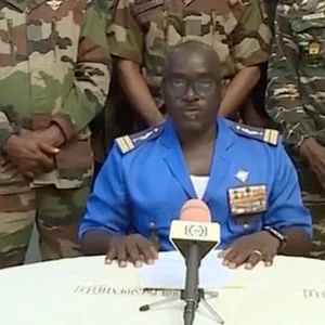 Screenshot einer Fernsehansprache im nigrischen Staatsfernsehen, in der Oberstmajor Amadou Abdramane die Machtübernahme verkündet.