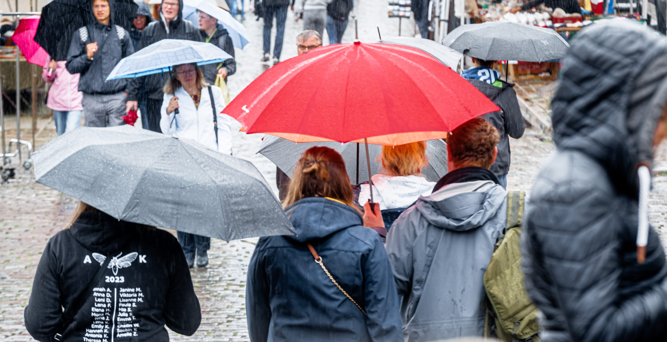 Regenschirme auf dem Fischmarkt: Das Wetter in Hamburg lässt zu wünschen übrig.