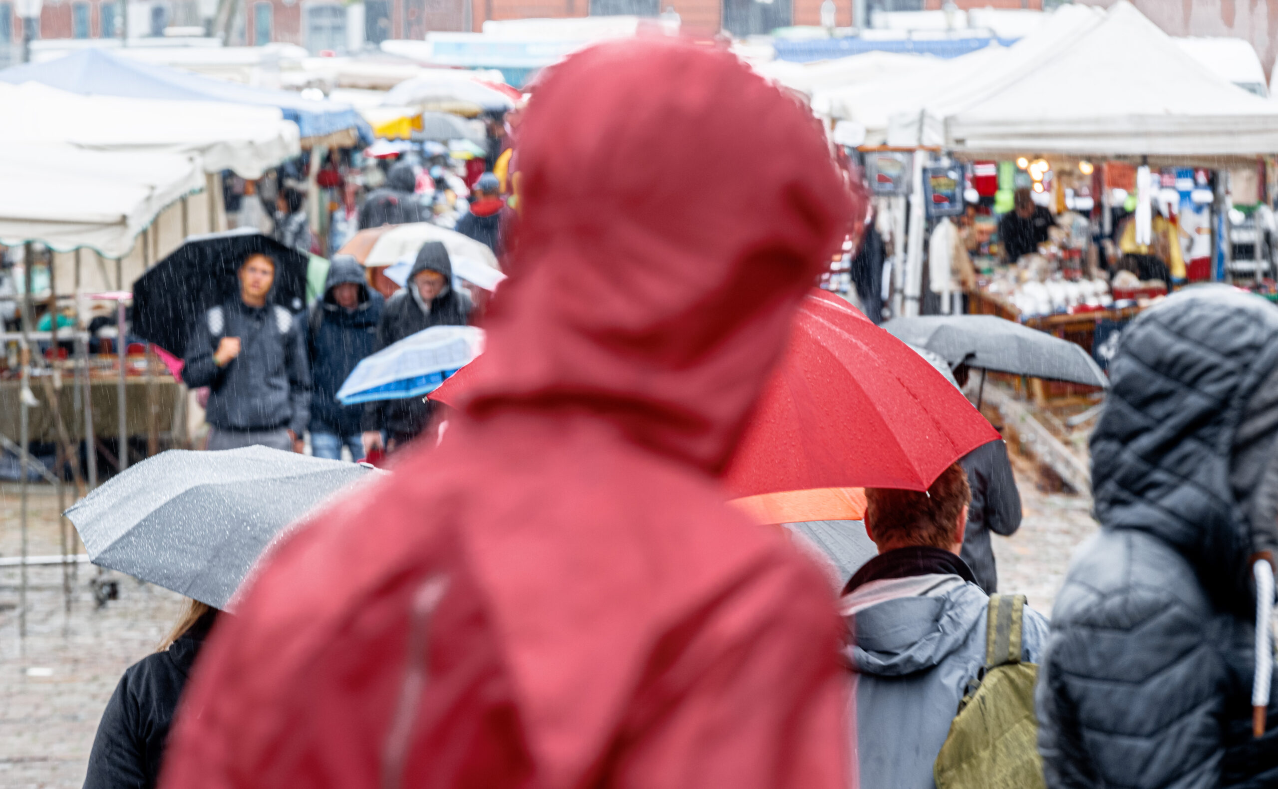 Klischeehaft norddeutsch präsentiert sich das Wetter im Norden derzeit - so wie hier auf dem Fischmarkt am vergangenen Sonntag