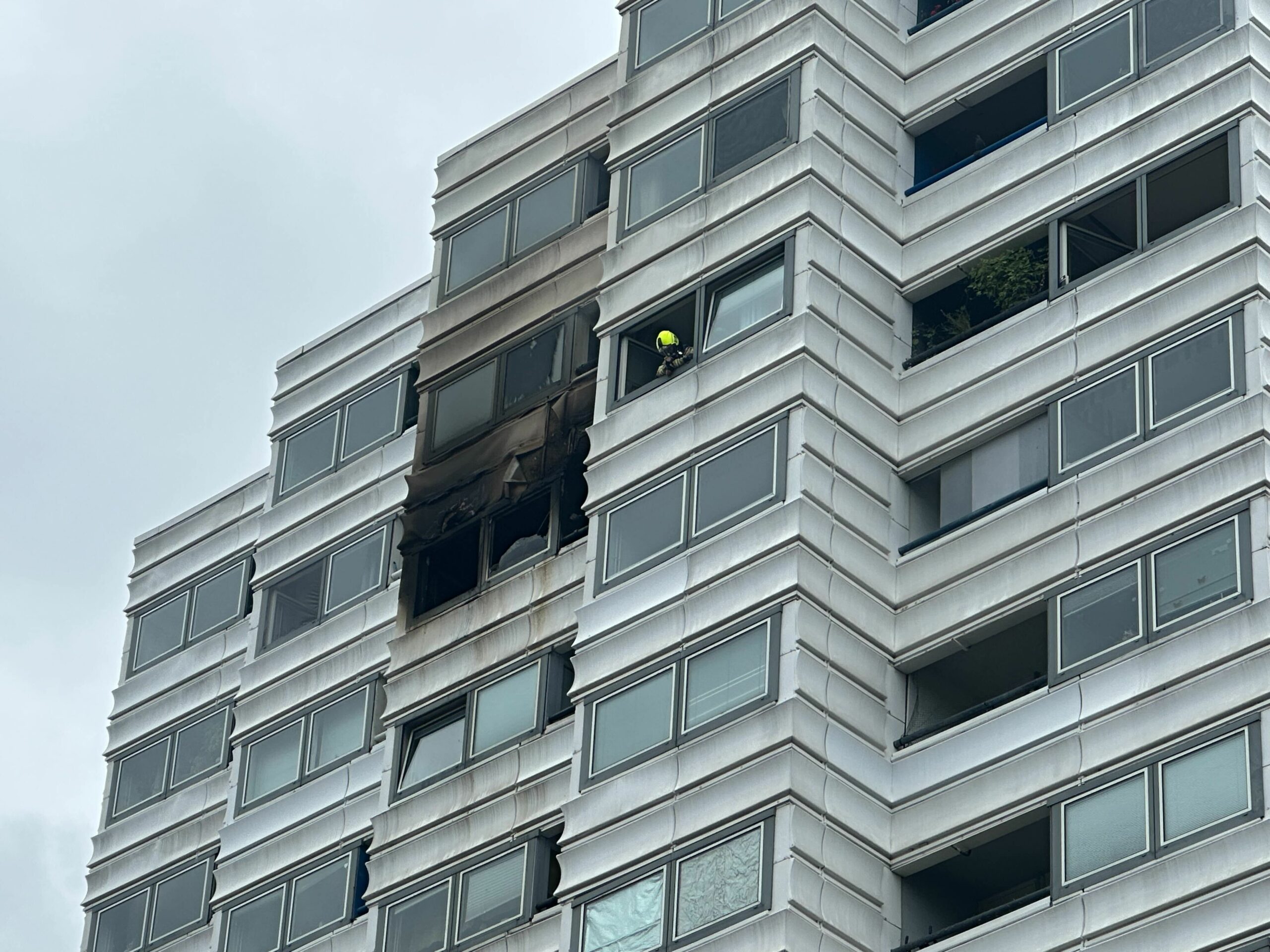 In diesem Hochhaus in Berlin brannte die Wohnungen.