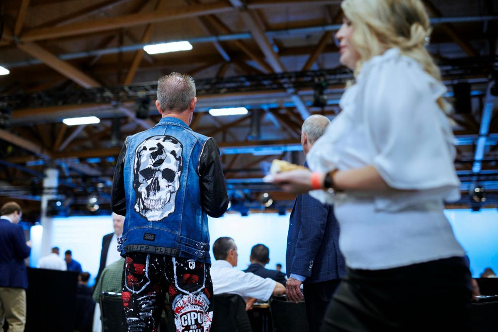 Ein Delegierter trägt eine Weste mit einem Totenkopf auf dem Rücken bei der AfD Europawahlversammlung in der Messe Magdeburg.