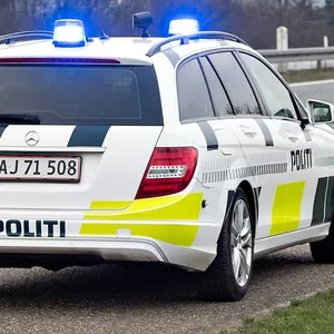 Ein Auto der dänischen Polizei steht mit Blaulicht an der Grenze zwischen Deutschland und Dänemark. (Symbolbild)