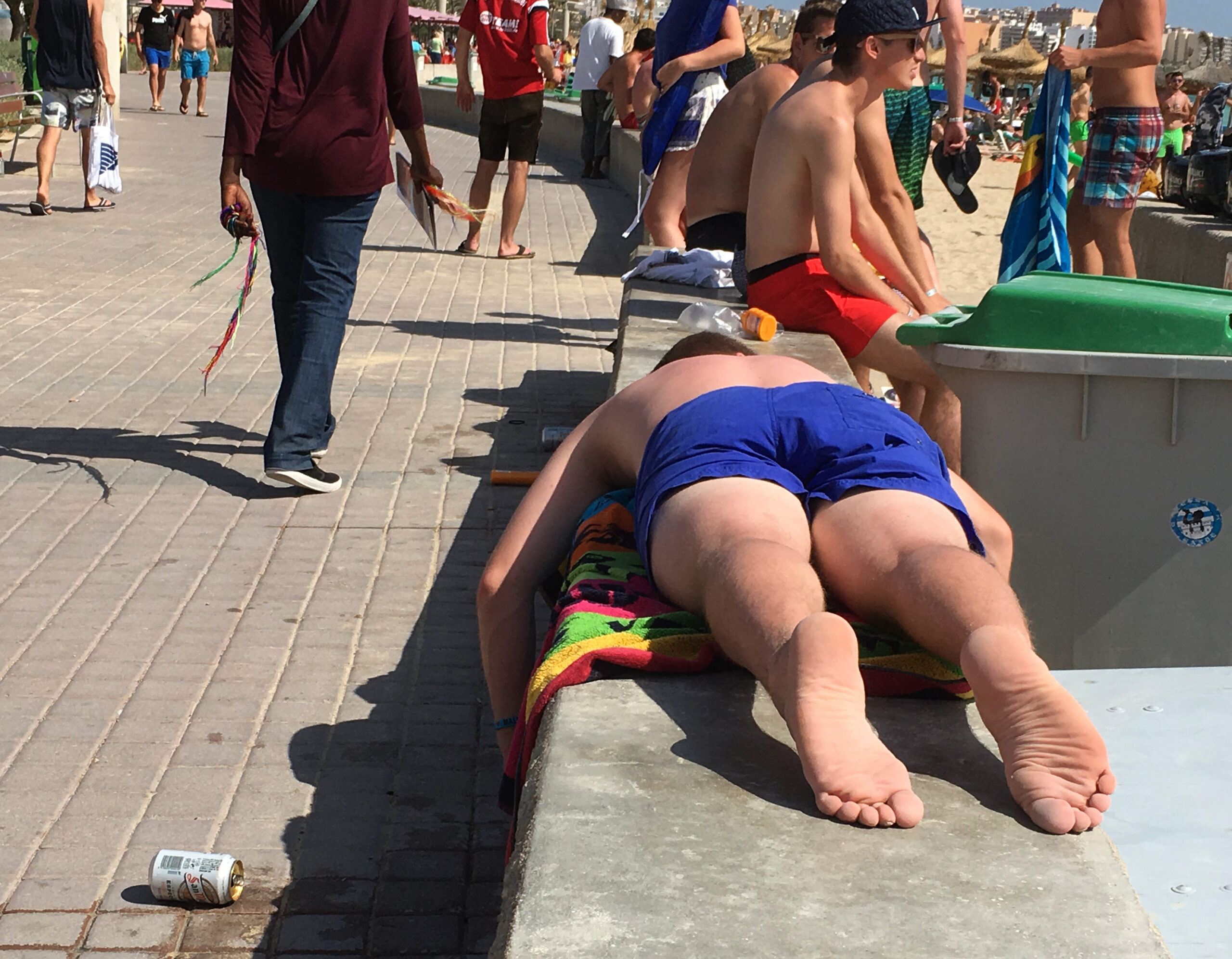 Ein volltrunkener Tourist schläft mitten auf der Strandpromenade von Palma de Mallorca.