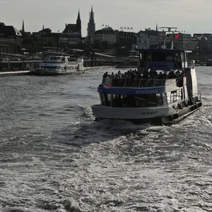 Eine Hadag-Fähre legt von den Landungsbrücken ab und fährt in Richtung Finkenwerder.