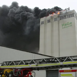 Die Flammen lodern in rund 40 Metern Höhe. Für die Feuerwehr gestalten sich die Löscharbeiten als schwierig.