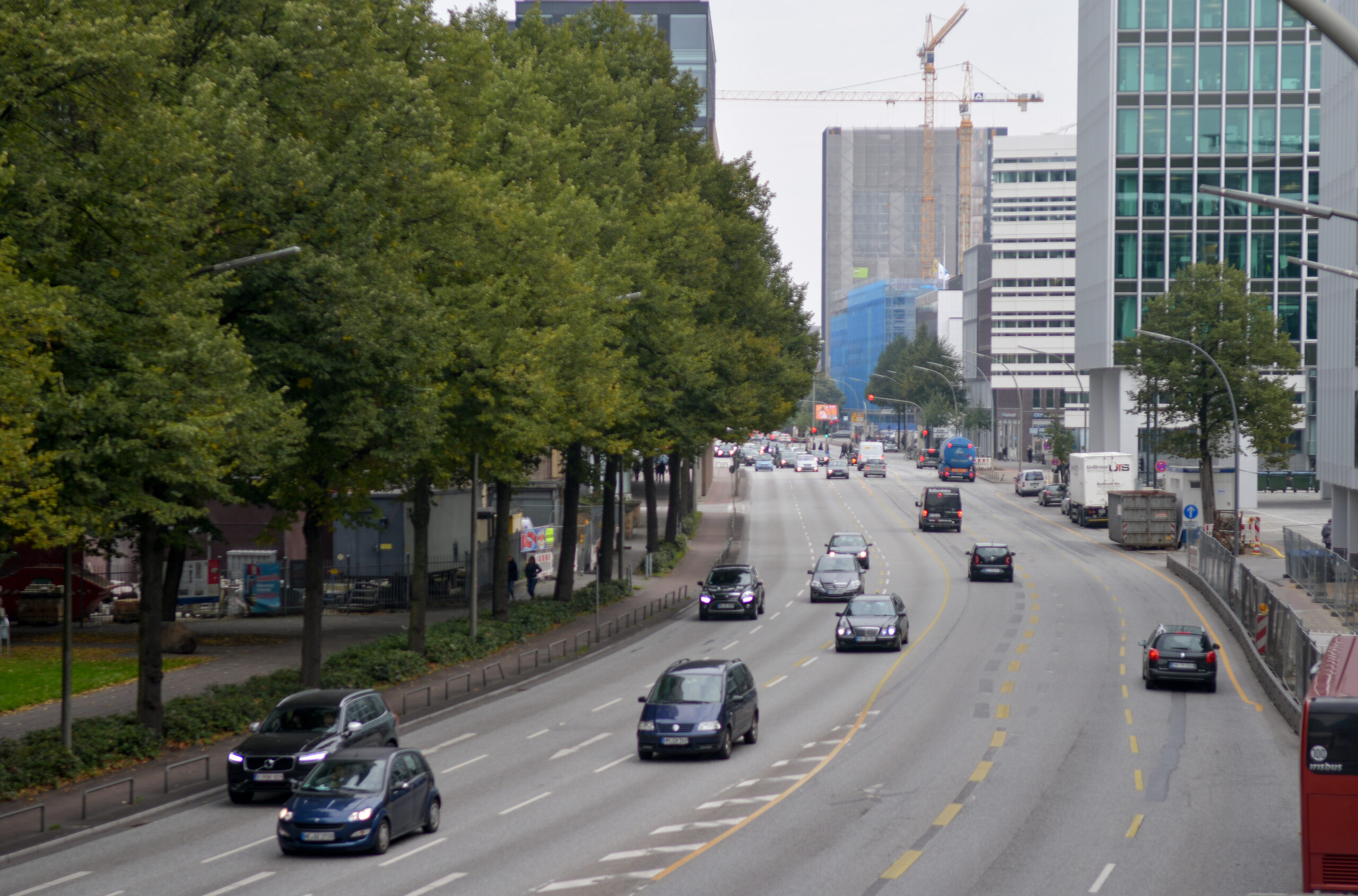 Autos fahren auf der Willy-Brandt-Straße.