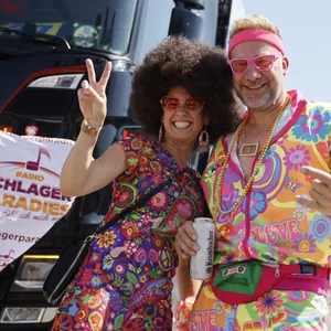 Zwei Partygänger beim 25. Schlagermove in Hamburg.