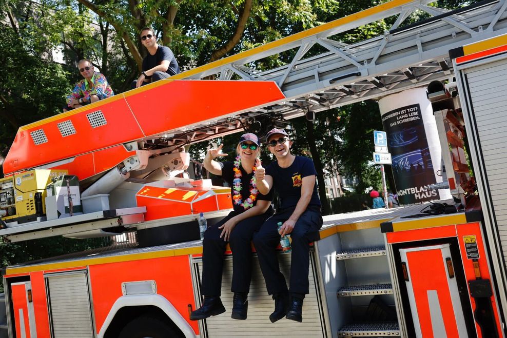 Auch Mitglieder der Freiwilligen Feuerwehr stehen hier für einen möglichen Einsatz bereit.