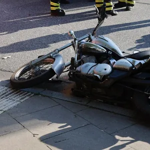 Am frühen Samstagabend krachten in Steilshoop ein Auto- und ein Motorradfahrer ineinander.